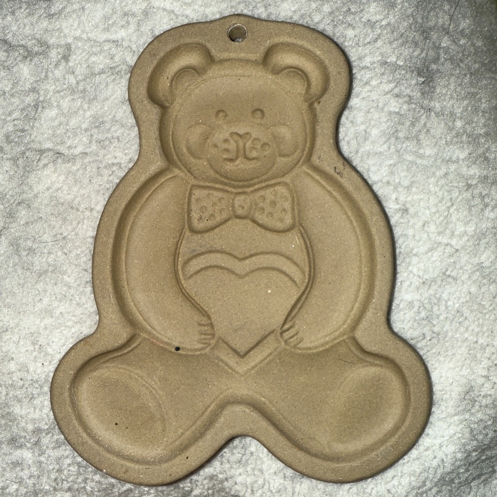 Vintage Pampered Chef Stoneware Cookie Mold Teddy Bear Heart Bow Tie 1991